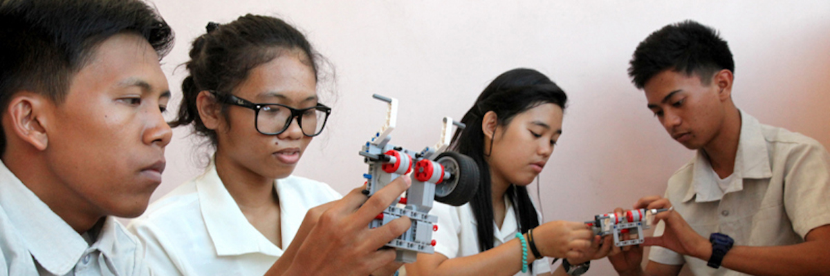 Etudiants de PNP travaillant sur leur projet lego.