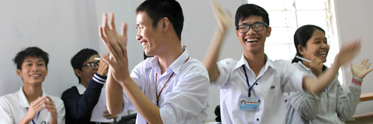 Groupe d'étudiants de PNV dans leur classe joyeux et applaudissant.