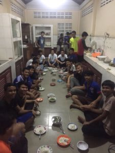 Premier diner avec les étudiants de 1ere année. Neville, Pierre, Matthieu et Xavier ont partagé le quotidien des étudiants PNC en logeant au foyer pendant 6 semaines.