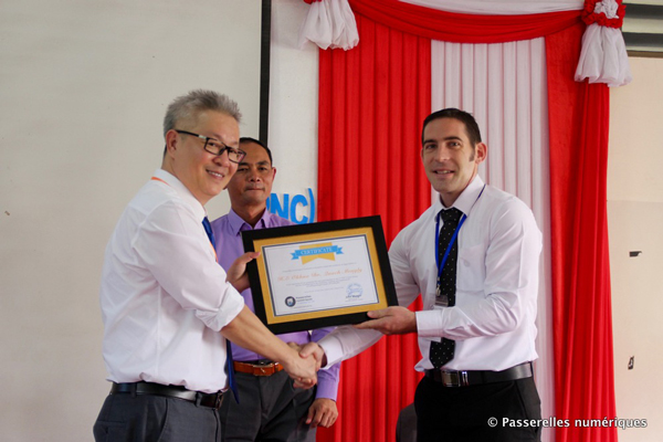 John Munger, Directeur de PNC remettant un certificat à un invité d'honneur