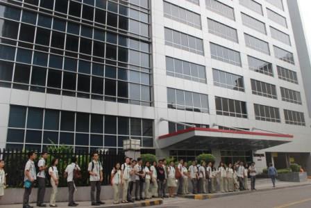 PN Philippines students waiting for their tour in front of Lexmark’s building