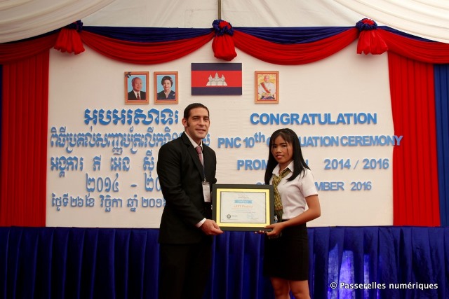  Ponleu, lors de sa remise de diplôme, avec John Munger, Directeur Général de PNCambodge