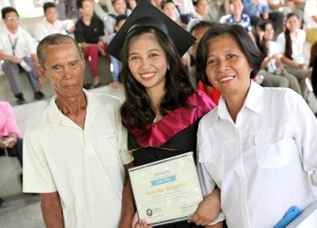 Rose Mar avec ses parents lors de la cérémonie de remise des diplômes en mars 2016